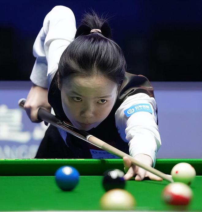 她以稳健的 她以稳健的